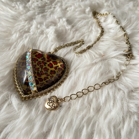 Betsey Johnson Leaping Leopards Heart Pendant Necklace New - Picture 5 of 7